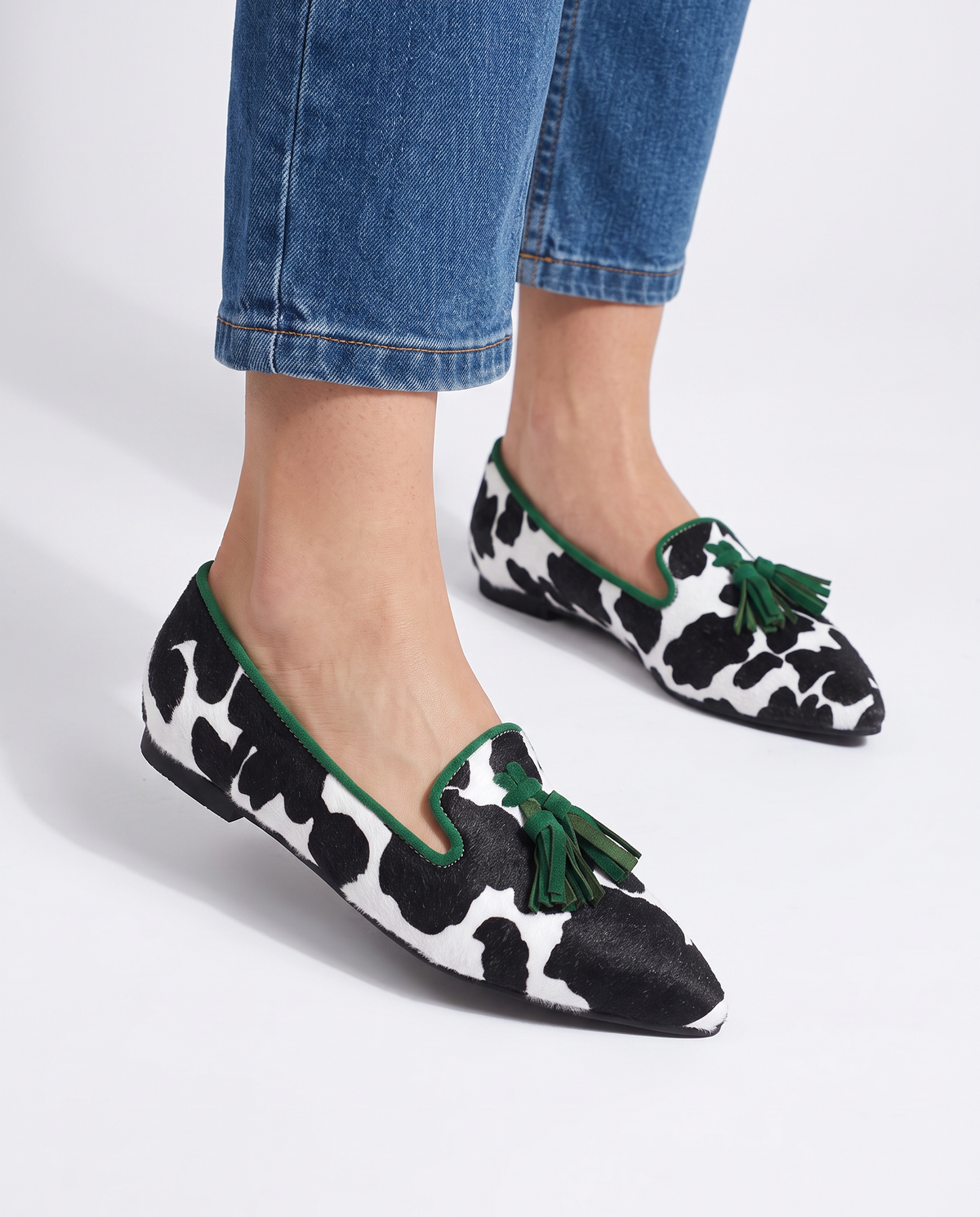 Mocassino Ginevra — Mucca Bianco e Nero, Nappine Verdi